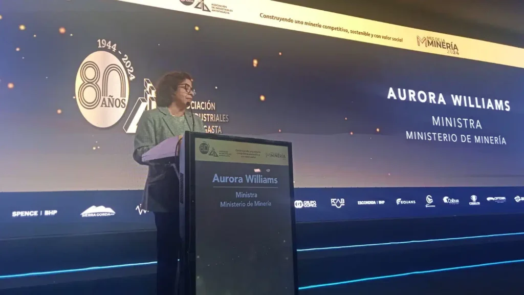 La Ministra de Minería, Aurora Williams, señaló la importancia de trabajar juntos para alcanzar el éxito.