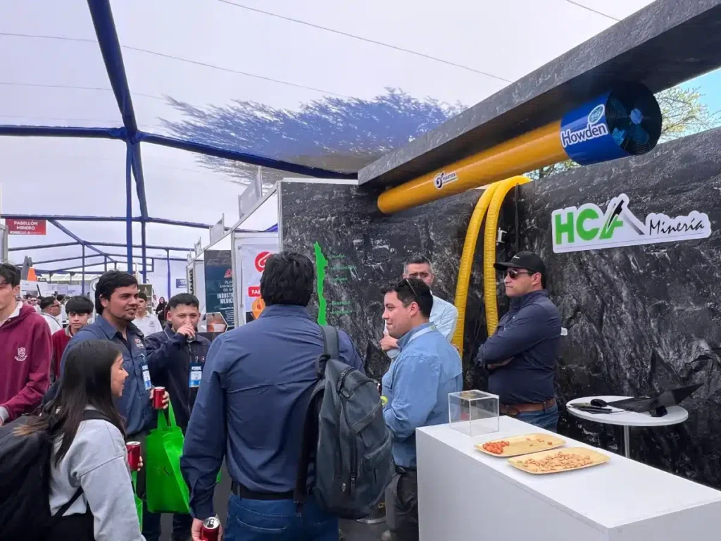 Asistentes en el stand de HCA Minería en Forede 2024.