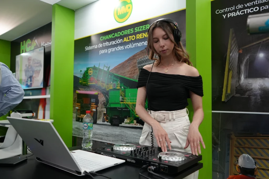 Animación en stand de HCA Minería.