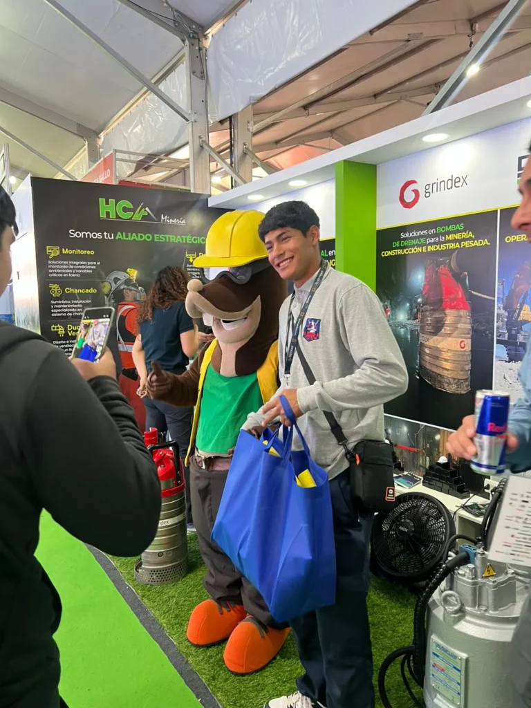 Asistentes al stand de HCA.